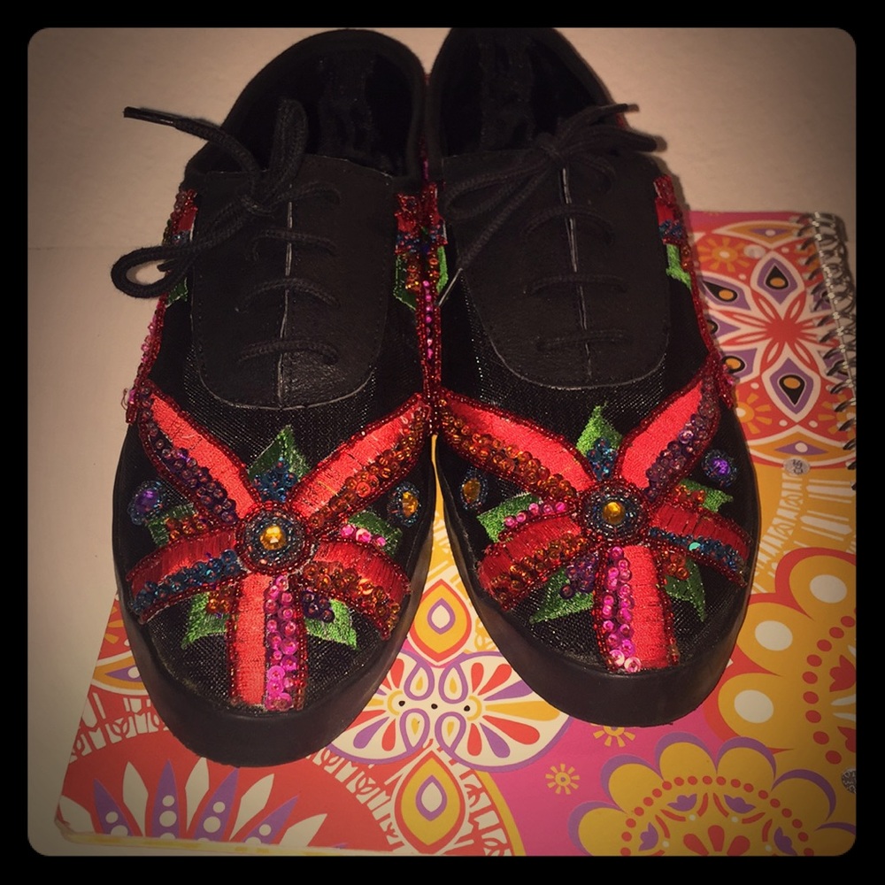 Cute flower embroidered sneakers 8.5